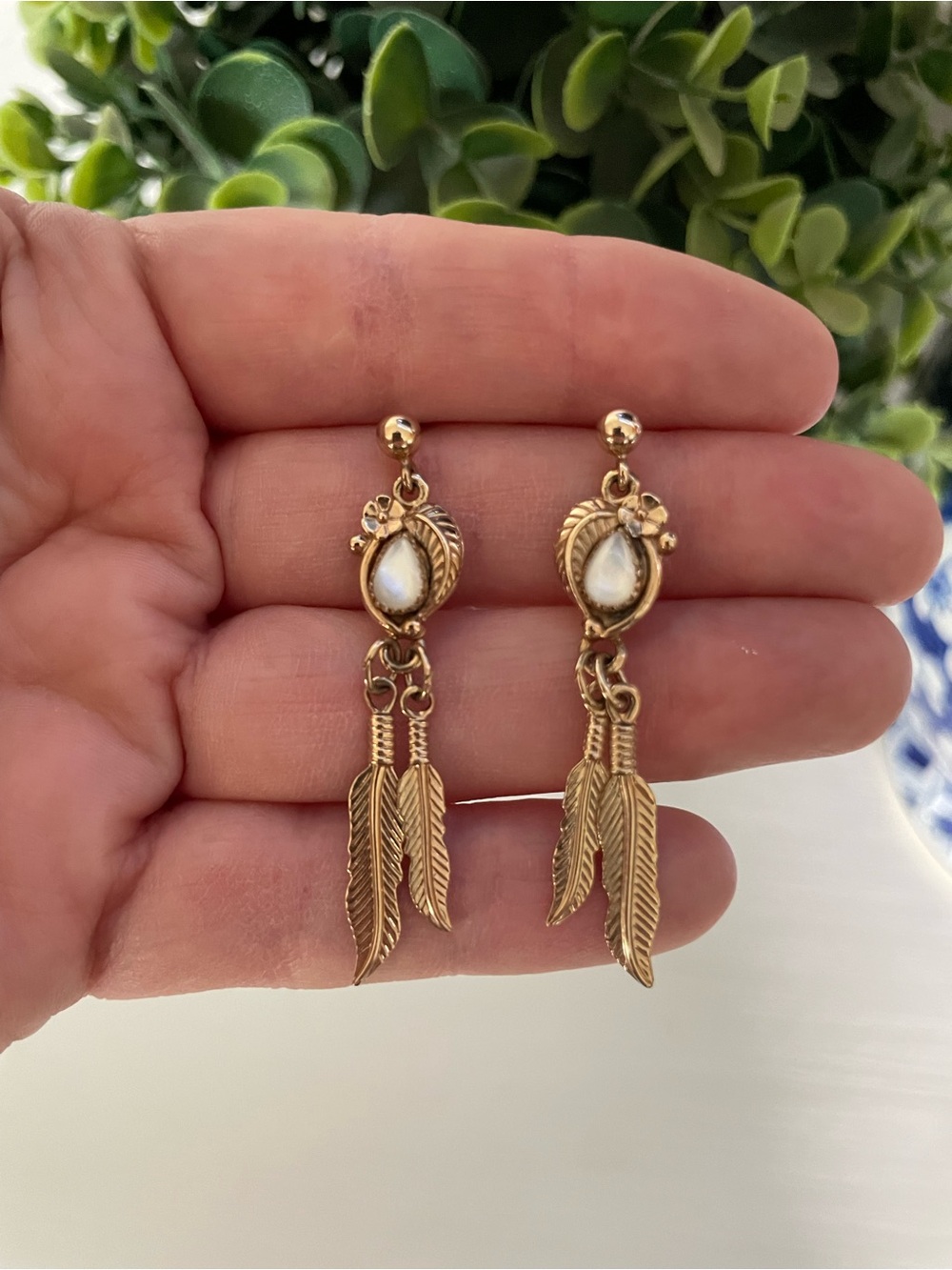 Vintage Wheeler Feather Dangle stud Earrings Gold Tone WMCO Southwestern
